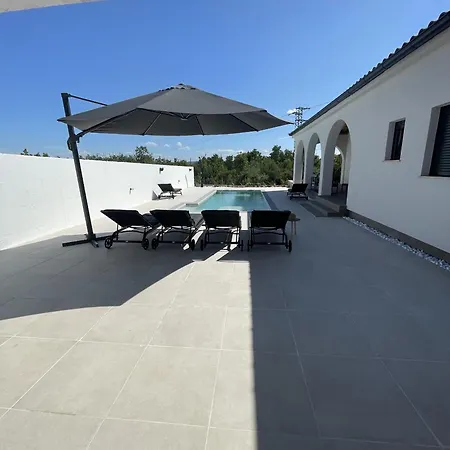 Olivarum With Heated Pool *
