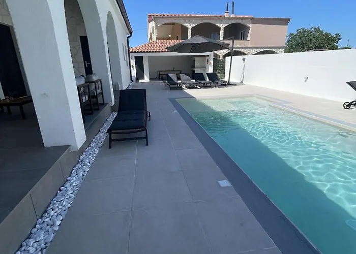 Olivarum With Heated Pool *