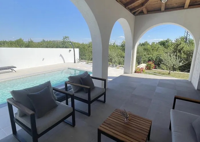 Olivarum With Heated Pool Ferienhaus