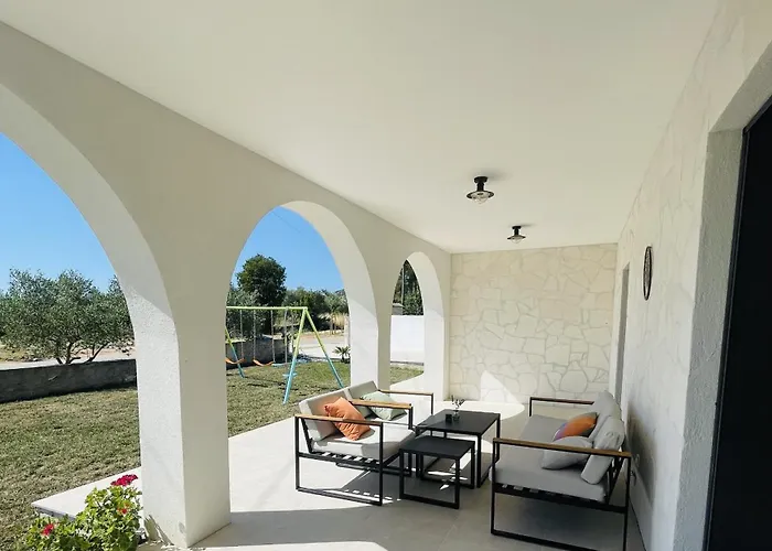 Olivarum With Heated Pool Ferienhaus