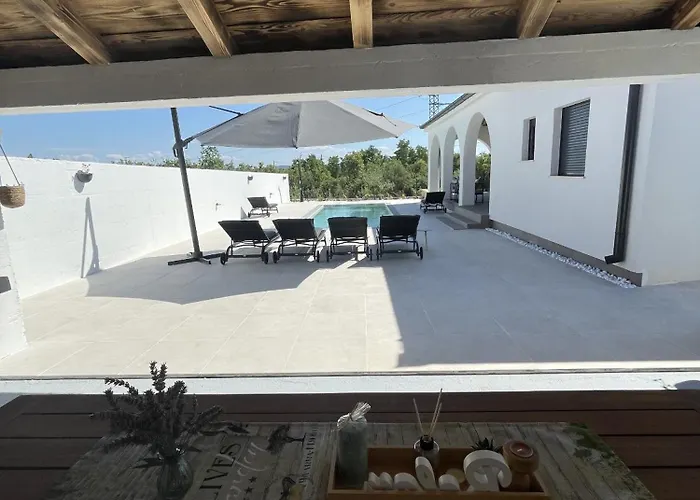 Olivarum With Heated Pool Ferienhaus Bila Vlaka