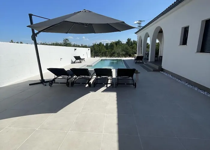 Olivarum With Heated Pool *