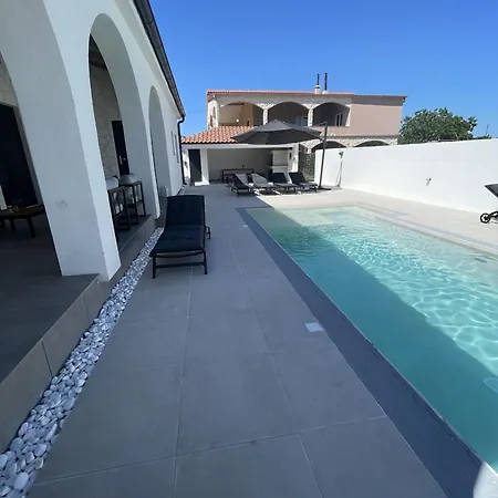 Olivarum With Heated Pool *