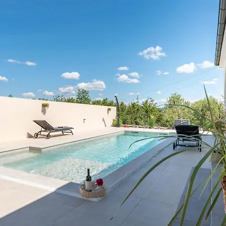 Σπίτι διακοπών Olivarum With Heated Pool
