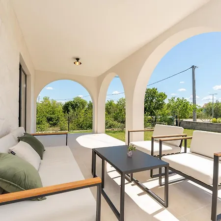 Olivarum With Heated Pool Holiday home *