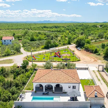 Olivarum With Heated Pool Holiday home