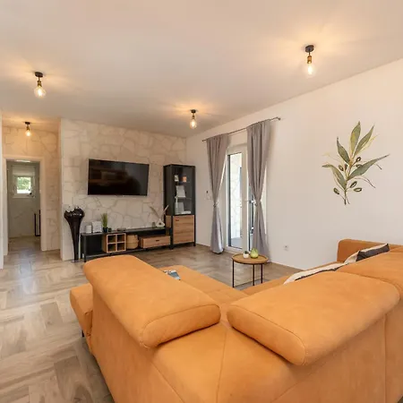 Holiday home Olivarum With Heated Pool Bila Vlaka