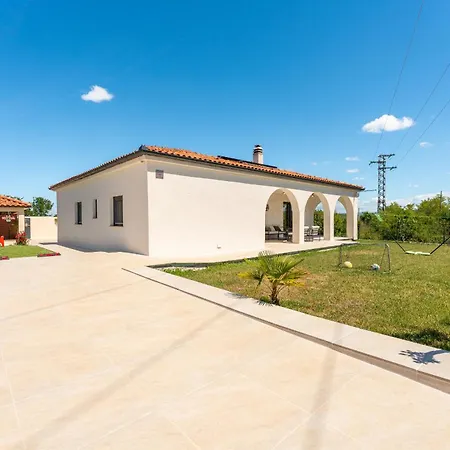 Σπίτι διακοπών Olivarum With Heated Pool
