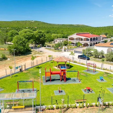 Holiday home Olivarum With Heated Pool Bila Vlaka